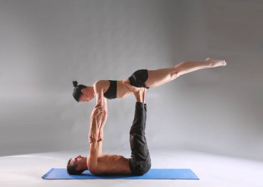 Genç çift Acro yoga mat Studio birlikte uygulamak. Acroyoga. Çift yoga. Ortak yoga.