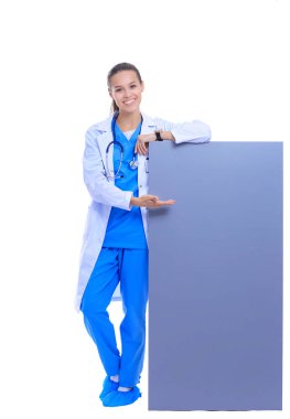 Boş reklam panosu olan bir kadın doktor. Kadın doktor