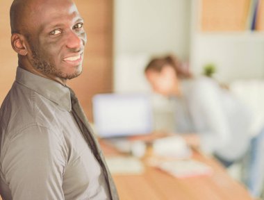Çekici kadın ofiste paket servisi olan restoran kahve masasında oturuyordu.