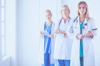 tıbbi ofiste geçti silah ile duran üç kendine güvenen kadın doktor portresi.