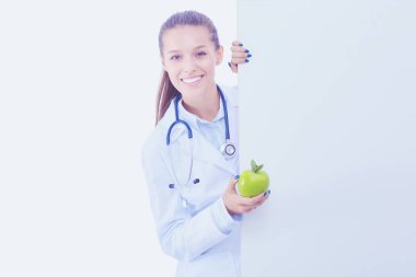 Elmalı ve boş pankartıyla gülümseyen doktor. Kadın doktorlar.