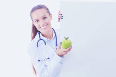 Elmalı ve boş pankartıyla gülümseyen doktor. Kadın doktorlar.