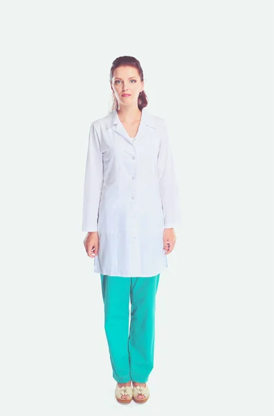 Dottoressa sorridente con una cartella in uniforme in piedi in ospedale. Sorridente medico femminile — Foto Stock