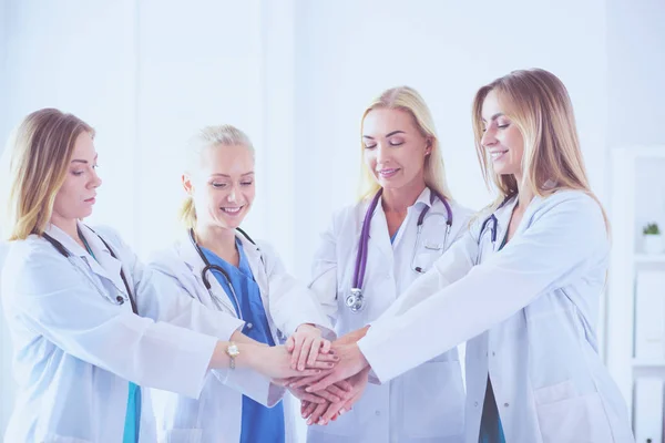 Γιατροί και νοσοκόμες σε ιατρική ομάδα στοιβάζουν χέρια. — Φωτογραφία Αρχείου