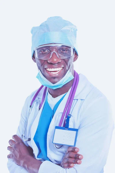 Portret van een dokter met een masker en uniform. geïsoleerd op witte achtergrond. Dokter.. — Stockfoto