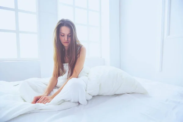Giovane sensazione di dolore femminile a letto . — Foto Stock