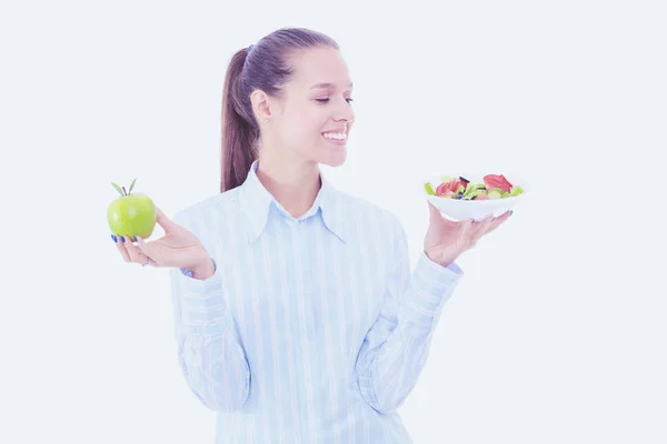 Ritratto di una bella dottoressa che tiene un piatto con verdure fresche e mela verde. Donna medico — Foto Stock