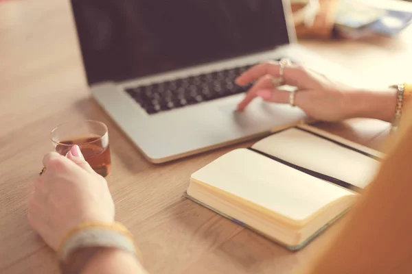 Een jonge vrouw met een creditcard en een laptop. Online winkelen concept — Stockfoto