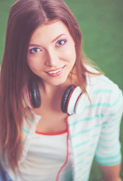 Young woman sitting on green grass . Portreit young woman — Stock Photo, Image