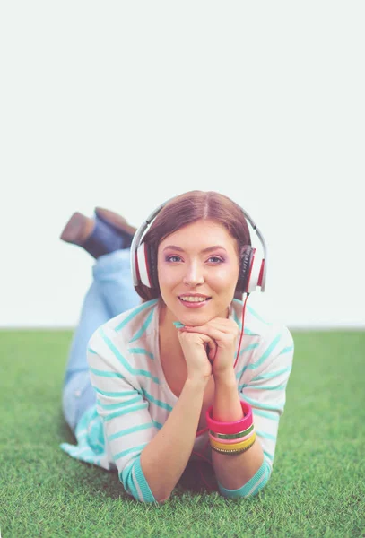 Jonge vrouw die naar de muziek luistert. Jonge vrouw — Stockfoto