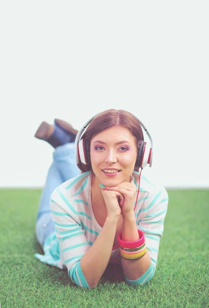 Junge Frau hört Musik. Junge Frau — Stockfoto