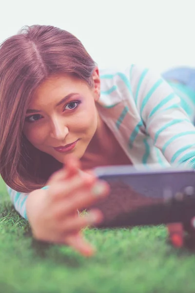 Bella giovane donna che fa selfie dal suo telefono mentre si trova in erba verde. Bella giovane donna che fa selfie — Foto Stock
