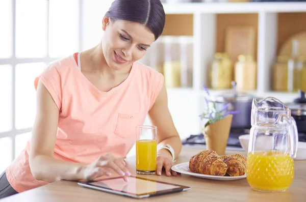 Porträtt av en vacker kvinna som håller glas med välsmakande juice . — Stockfoto