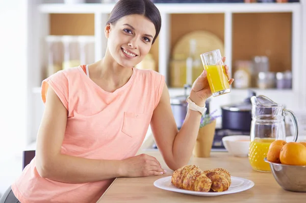 Porträtt av en vacker kvinna som håller glas med välsmakande juice . — Stockfoto