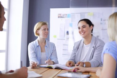 Masada kitaplarla çalışan gençler. Güzel kadınlar ve erkekler birlikte çalışıyor..
