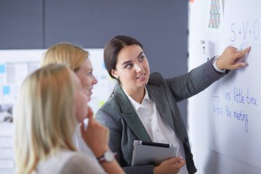 İş, eğitim ve ofis konsepti - yönetim kurulu ile iş ekibi bir şey tartışıyor.