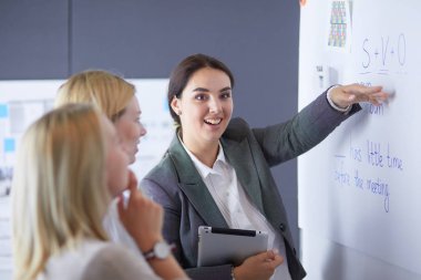 İş, eğitim ve ofis konsepti - yönetim kurulu ile iş ekibi bir şey tartışıyor.