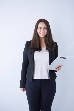 Genç iş kadını onun elinde dijital tablet ile gülümseyen portresi.