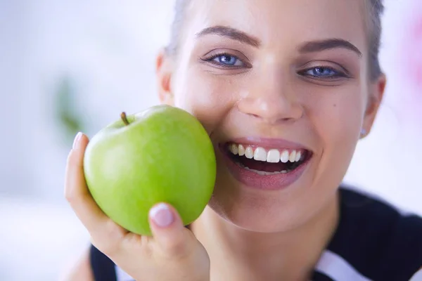 Закройте портрет здоровой улыбающейся женщины с зеленым яблоком . — стоковое фото