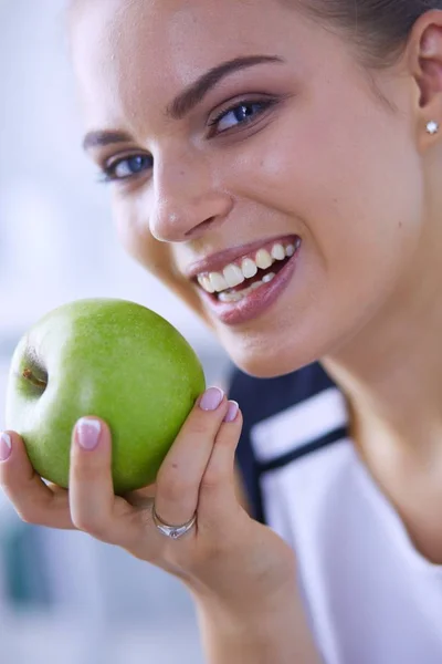 Portrait rapproché d'une femme souriante et en bonne santé à la pomme verte. — Photo