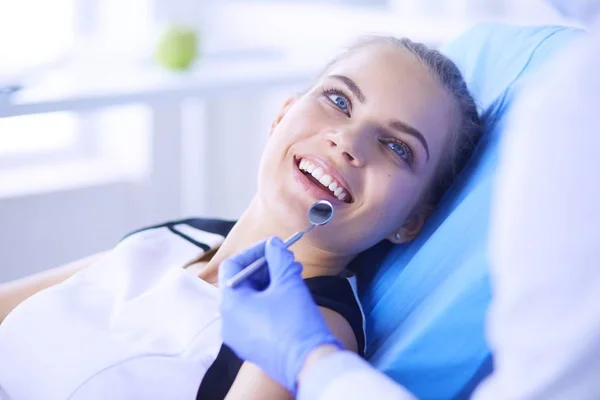 Giovane paziente femminile con un bel sorriso esaminando ispezione dentale presso lo studio dentistico. — Foto Stock