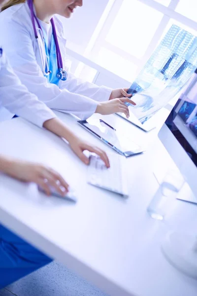 Двоє молодих жінок-лікарів працюють на комп'ютері в лікарні . — стокове фото