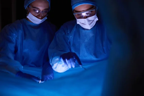 Обрізана картина скальпеля зроблена лікарями, які виконують операцію . — стокове фото