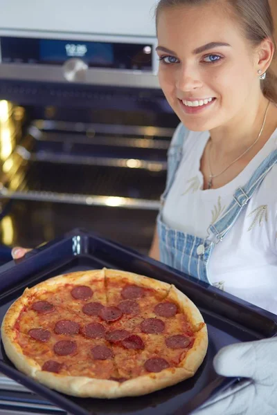 Mutlu genç bayan evde pizza pişiriyor. — Stok fotoğraf