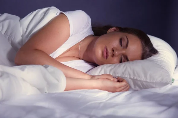 Bela jovem loira mulher dormindo na cama — Fotografia de Stock