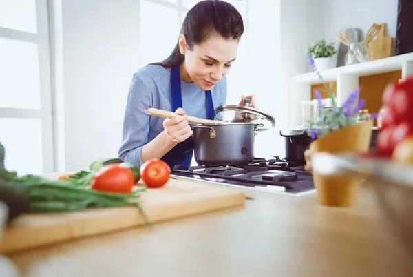 Μαγειρική γυναίκα στην κουζίνα με ξύλινη κουτάλα — Φωτογραφία Αρχείου