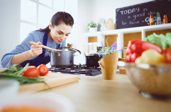 Kochende Frau in Küche mit Kochlöffel — Stockfoto