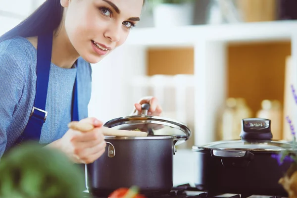 Kochende Frau in Küche mit Kochlöffel — Stockfoto