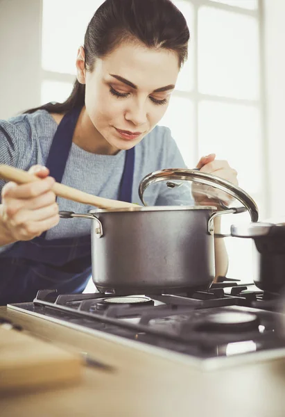 Kochende Frau in Küche mit Kochlöffel — Stockfoto