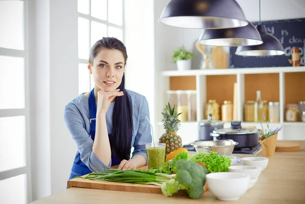 Fiatal, friss zöldségekkel a konyhában. — Stock Fotó