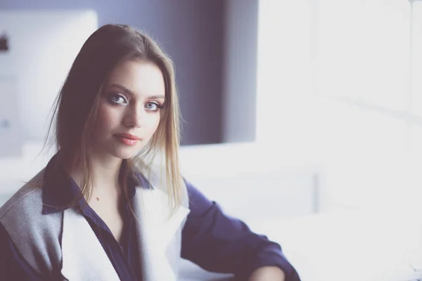 Young confident businesswoman working at office desk and typing with a laptop — Stock Photo, Image