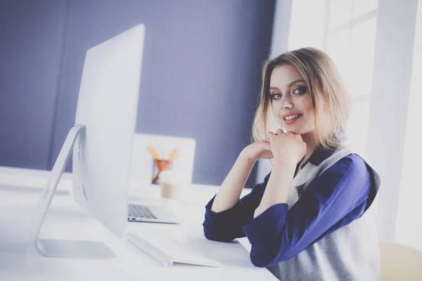 Junge selbstbewusste Geschäftsfrau arbeitet am Schreibtisch und tippt mit dem Laptop — Stockfoto