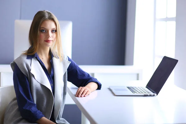 Jonge zelfverzekerde zakenvrouw die op kantoor werkt en typt met een laptop — Stockfoto