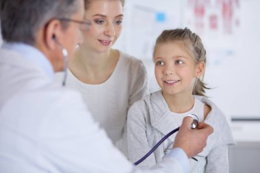 Annesiyle birlikte küçük bir kız danışmanlık için doktora gitmiş.