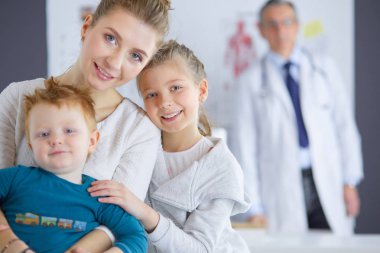 Annesiyle birlikte küçük çocuklar danışmanlık için doktora gitmişler.