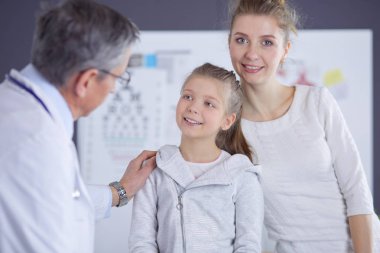 Annesiyle birlikte küçük bir kız danışmanlık için doktora gitmiş.