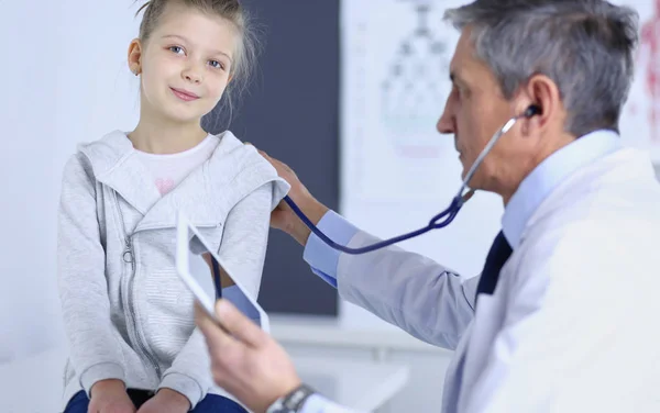 Menina e médico com estetoscópio ouvindo batimentos cardíacos — Fotografia de Stock