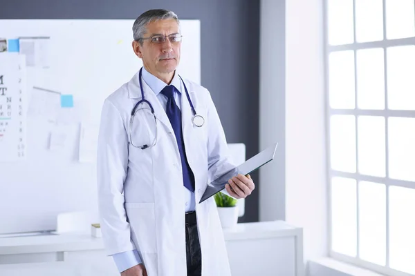 Чоловік лікар пише нотатки в буфері обміну в лікарні — стокове фото