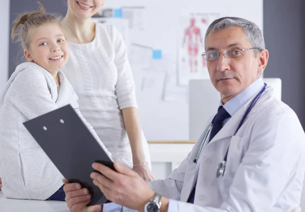 Klein meisje met haar moeder op consult bij een dokter — Stockfoto