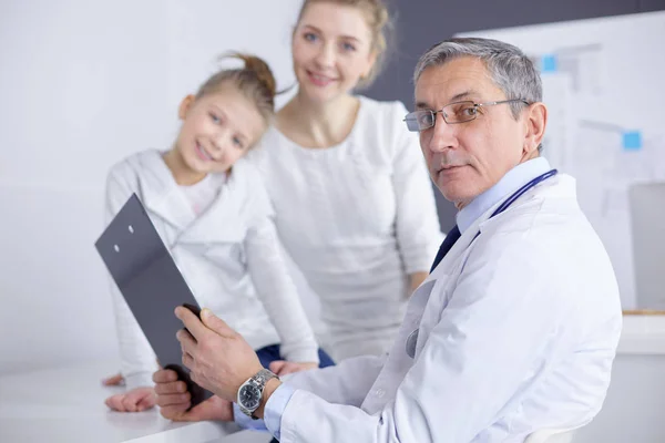 Klein meisje met haar moeder op consult bij een dokter — Stockfoto