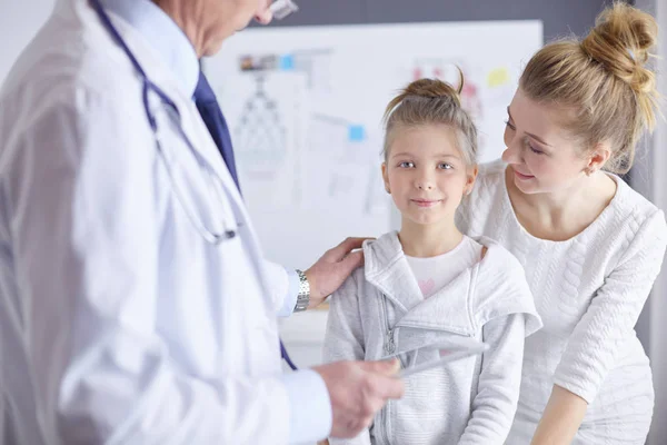 Niña con su madre en un médico en consulta —  Fotos de Stock