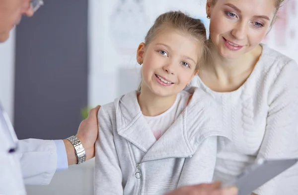 Bambina con la madre da un medico su consultazione — Foto Stock