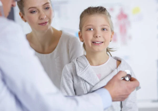 Kleines Mädchen mit Mutter zum Arzt auf Konsultation — Stockfoto