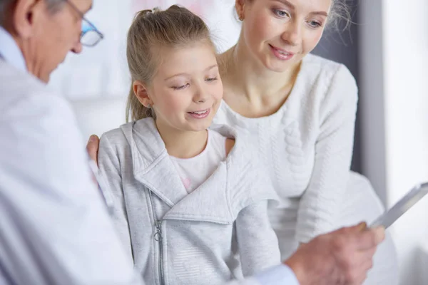 Little girl with her mother at a doctor on consultation — Stock Photo, Image