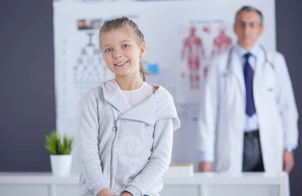 可愛いです女の子と彼女の医者の肖像-病院で — ストック写真