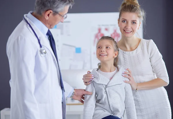 Liten flicka med sin mamma på en läkare på konsultation — Stockfoto